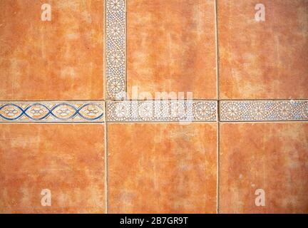 Keramikfliesen auf dem Boden oder Wandfarbe orange Stockfoto