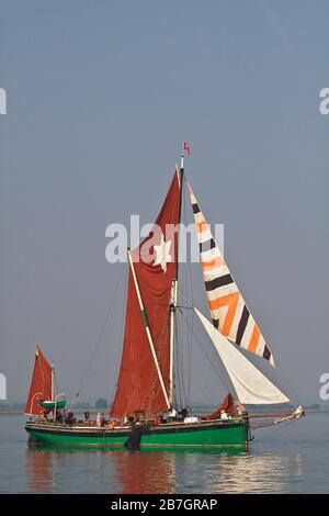 Der Thames Segelkahn Kitty im vollen Segel Stockfoto