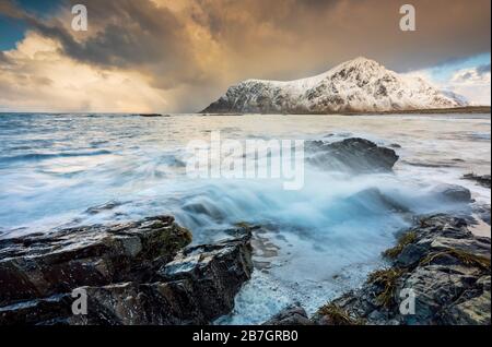 Sonnenuntergang am Strand von Skagsanden, Flakstadoya, Nordland, Lofoten, Norwegen, Nordeuropa Stockfoto