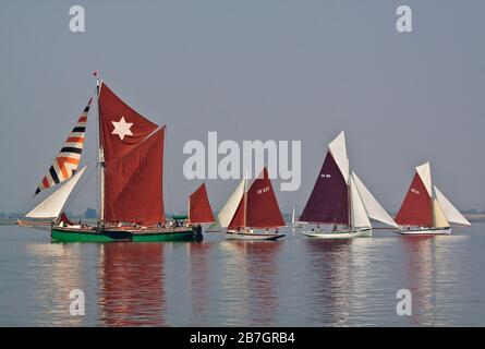 Der Thames Segelkahn Kitty im vollen Segel, mit mehreren Essex-Austern-Buben Stockfoto