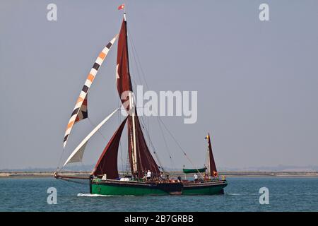 Der Thames Segelkahn Kitty im vollen Segel Stockfoto