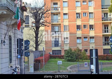 Milao, Lombardia - Italia. März 2020. (INT) Italiener hoffnungsvoller inmitten von Coronavirus:COVID -19. 15. März 2020, Lombardei, Mailand, Italien:an diesem Sonntag schienen die Italiener fröhlicher, viele Menschen gingen zum Beispiel im Park zum Sport, gehen zu Fuß, gehen mit dem Hund oder der Familie. Und auf dem Balkon vieler Häuser sehen Sie die italienische Flagge und die Botschaft "Andra tutto bene", was bedeutet "alles wird gut sein". Das erwartet alle. Credit:Josi Donelli/Thenews2 Credit: Josi Donelli/TheNEWS2/ZUMA Wire/Alamy Live News Stockfoto