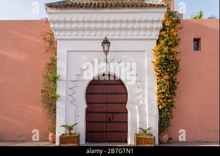 Tür an der Koutoubia-Moschee in Marrakesch. Marokko Stockfoto