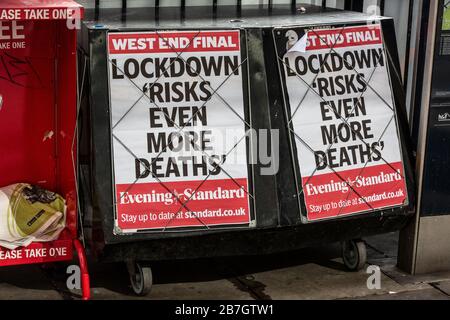 Reisende treffen Vorsichtsmaßnahmen, indem sie Gesichtsmasken im Londoner West End gegen die Infektion der Coronavirus Covid19-Pandemie tragen, England, Großbritannien Stockfoto