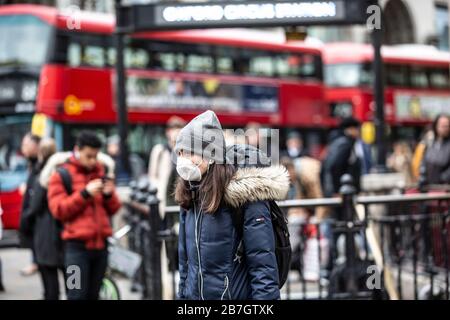 Reisende treffen Vorsichtsmaßnahmen, indem sie Gesichtsmasken im Londoner West End gegen die Infektion der Coronavirus Covid19-Pandemie tragen, England, Großbritannien Stockfoto