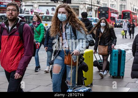 Reisende treffen Vorsichtsmaßnahmen, indem sie Gesichtsmasken im Londoner West End gegen die Infektion der Coronavirus Covid19-Pandemie tragen, England, Großbritannien Stockfoto