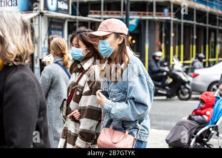 Reisende treffen Vorsichtsmaßnahmen, indem sie Gesichtsmasken im Londoner West End gegen die Infektion der Coronavirus Covid19-Pandemie tragen, England, Großbritannien Stockfoto