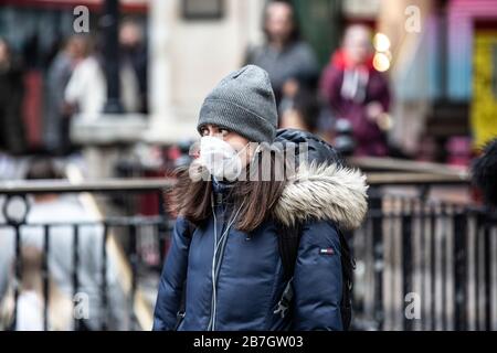 Reisende treffen Vorsichtsmaßnahmen, indem sie Gesichtsmasken im Londoner West End gegen die Infektion der Coronavirus Covid19-Pandemie tragen, England, Großbritannien Stockfoto