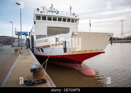 Emden, Deutschland. März 2020. Die Fähre Borkum liegt im Fährhafen Emden. Ab diesem Montag dürfen aufgrund eines Dekrets des Landes Niedersachsen keine Gäste mehr auf die ostfriesischen Inseln reisen - mit Ausnahme von Insulaner und Arbeitsleuten. Kredit: Mohssen Assanimoghaddam / dpa / Alamy Live News Stockfoto