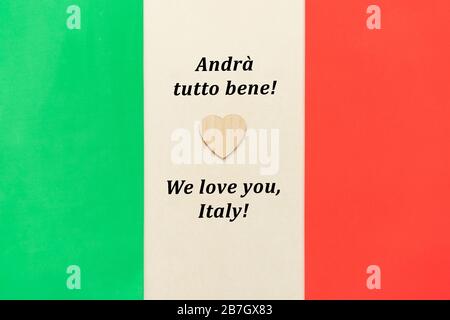 Worte der Unterstützung und Solidarität mit der italienischen Bevölkerung vor dem Hintergrund der italienischen Nationalflaggen. Stockfoto