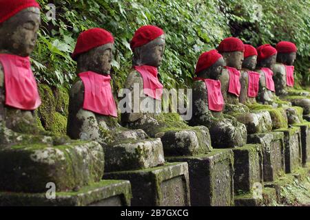 Ausgerichtete Jizo buddhistische Statuen in Nikko, Japan (Kanmangafuchi Abyss) Stockfoto