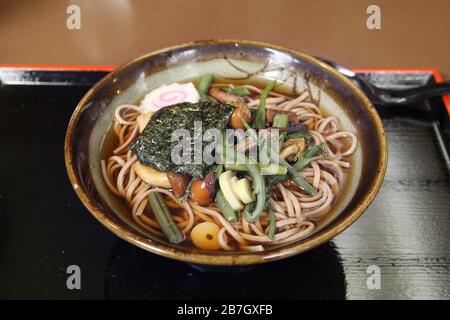 Sansai Soba - traditionelle buddhistische japanische Nudeln mit wilden Bergpflanzen Stockfoto