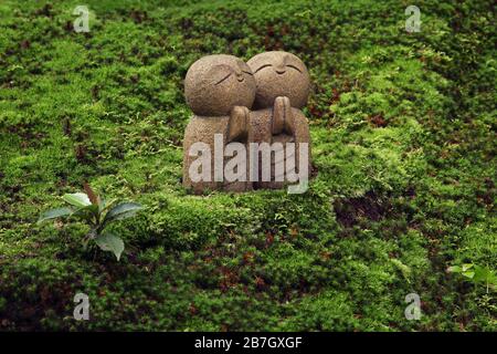 Kleine Jizo-buddhistische Statuen im Moos (Shisen-do Tempel in Kyoto) Stockfoto