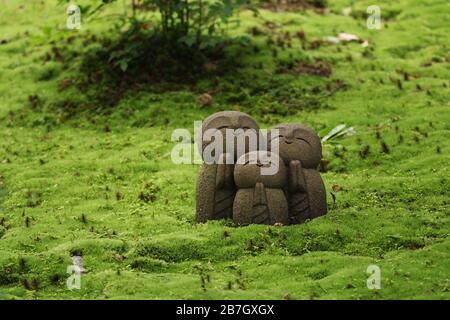 Kleine Jizo-buddhistische Statuen im Moos (Shisen-do Tempel in Kyoto) Stockfoto