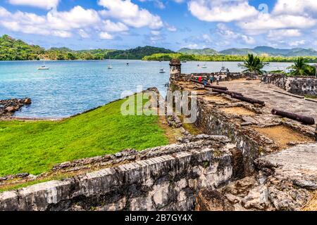 Portobelo, Panama - 28. Februar 2020: Touristen, die das UNESCO-Weltkulturerbe Fort San Jeronimo besuchen. Es ist ein gewaltiges Beispiel für Militär aus dem 17. Jahrhundert Stockfoto