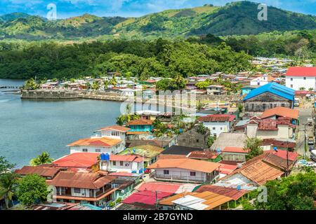 Portobelo, Panama - 28. Februar 2020: Luftansicht des Dorfes Portobelo mit den Verteidigungsmauern von Fort Jeronimo, wie sie vom Aussichtspunkt Peru in Portobe aus erfasst wurden Stockfoto