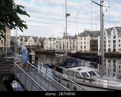 Yachts und Häuser der europäischen Stadt Alesund in der Region Romsdal und Yachten in Norwegen Stockfoto