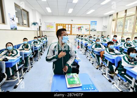 (200316) -- GUIYANG, 16. März 2020 (Xinhua) -- Studenten besuchen eine Klasse an der Nr. 1 Experimental Middle School in Guiyang, Südwest-Chinas Provinz Guizhou, 16. März 2020. Fast 1 Million Schüler in ihrem Abschlussjahr der Senior- und Juniorhochschulen in der südwestchinesischen Provinz Guizhou besuchten nach einem längeren Lunar-Neujahrsfest aufgrund des Ausbruchs des Coronavirus Schulen. Maßgeschneiderte Schulbusse, Masken, Temperaturkontrollen, spezielle Routen zu den Klassenzimmern, um das Sammeln von Menschenmassen zu verhindern - der erste Schultag zurück schien für die Schüler besonders und sicher. (Xinhua/Yang Wenb Stockfoto