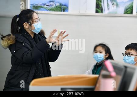 (200316) -- GUIYANG, 16. März 2020 (Xinhua) -- EIN Lehrer erteilt Schülern an der Nr. 1 Experimentelle Mittelschule in Guiyang, südwestchinesische Provinz Guizhou, 16. März 2020 eine Lektion. Fast 1 Million Schüler in ihrem Abschlussjahr der Senior- und Juniorhochschulen in der südwestchinesischen Provinz Guizhou besuchten nach einem längeren Lunar-Neujahrsfest aufgrund des Ausbruchs des Coronavirus Schulen. Maßgeschneiderte Schulbusse, Masken, Temperaturkontrollen, spezielle Routen zu den Klassenzimmern, um das Sammeln von Menschenmassen zu verhindern - der erste Schultag zurück schien für die Schüler besonders und sicher. (Xin Stockfoto