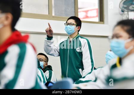 (200316) -- GUIYANG, 16. März 2020 (Xinhua) -- Studenten besuchen eine Klasse an der Nr. 1 Experimental Middle School in Guiyang, südwestchinesische Provinz Guizhou, 16. März 2020. Fast 1 Million Schüler in ihrem Abschlussjahr der Senior- und Juniorhochschulen in der südwestchinesischen Provinz Guizhou besuchten nach einem längeren Lunar-Neujahrsfest aufgrund des Ausbruchs des Coronavirus Schulen. Maßgeschneiderte Schulbusse, Masken, Temperaturkontrollen, spezielle Routen zu den Klassenzimmern, um das Sammeln von Menschenmassen zu verhindern - der erste Schultag zurück schien für die Schüler besonders und sicher. (Xinhua/Yang Stockfoto