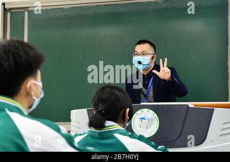 (200316) -- GUIYANG, 16. März 2020 (Xinhua) -- EIN Lehrer erteilt Schülern an der Nr. 1 Experimentelle Mittelschule in Guiyang, südwestchinesische Provinz Guizhou, 16. März 2020 eine Lektion. Fast 1 Million Schüler in ihrem Abschlussjahr der Senior- und Juniorhochschulen in der südwestchinesischen Provinz Guizhou besuchten nach einem längeren Lunar-Neujahrsfest aufgrund des Ausbruchs des Coronavirus Schulen. Maßgeschneiderte Schulbusse, Masken, Temperaturkontrollen, spezielle Routen zu den Klassenzimmern, um das Sammeln von Menschenmassen zu verhindern - der erste Schultag zurück schien für die Schüler besonders und sicher. (Xi Stockfoto