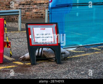 Coronavirus Teststation für Covid-19 temporäre Zeichen während der Infektionspandemie, Western General Hospital, Edinburgh, Schottland, Großbritannien Stockfoto