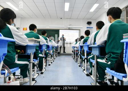 (200316) -- GUIYANG, 16. März 2020 (Xinhua) -- Studenten besuchen eine Klasse an der Nr. 1 Experimental Middle School in Guiyang, Südwest-Chinas Provinz Guizhou, 16. März 2020. Fast 1 Million Schüler in ihrem Abschlussjahr der Senior- und Juniorhochschulen in der südwestchinesischen Provinz Guizhou besuchten nach einem längeren Lunar-Neujahrsfest aufgrund des Ausbruchs des Coronavirus Schulen. Maßgeschneiderte Schulbusse, Masken, Temperaturkontrollen, spezielle Routen zu den Klassenzimmern, um das Sammeln von Menschenmassen zu verhindern - der erste Schultag zurück schien für die Schüler besonders und sicher. (Xinhua/Yang Wenb Stockfoto