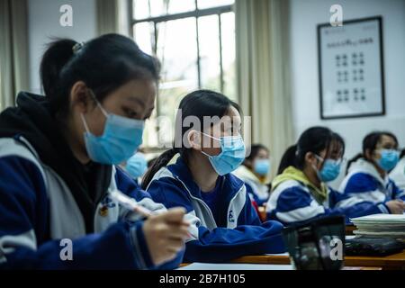 (200316) -- GUIYANG, 16. März 2020 (Xinhua) -- die hohen Drittklässler besuchen eine Klasse an der Mittelschule Nr. 6 in Guiyang, südwestchinesische Provinz Guizhou, 16. März 2020. Fast 1 Million Schüler in ihrem Abschlussjahr der Senior- und Juniorhochschulen in der südwestchinesischen Provinz Guizhou besuchten nach einem längeren Lunar-Neujahrsfest aufgrund des Ausbruchs des Coronavirus Schulen. Maßgeschneiderte Schulbusse, Masken, Temperaturkontrollen, spezielle Routen zu den Klassenzimmern, um das Sammeln von Menschenmassen zu verhindern - der erste Schultag zurück schien für die Schüler besonders und sicher. (Xinh Stockfoto