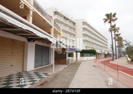 Cala Millor, Spanien. März 2020. Die Strandpromenade im Ferienort ist menschenleer. Um die sich schnell ausbreitende Coronavirus Epidemie zu bekämpfen, erklärte die spanische Regierung am Samstagabend eine zweiwöchige Ausgangssperre. Credit: Bodo Marks / dpa / Alamy Live News Stockfoto