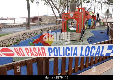 Cala Millor, Spanien. März 2020. Ein von der Polizei geschlossener Spielplatz im Ferienort. Um die sich schnell ausbreitende Coronavirus Epidemie zu bekämpfen, erklärte die spanische Regierung am Samstagabend eine zweiwöchige Ausgangssperre. Credit: Bodo Marks / dpa / Alamy Live News Stockfoto