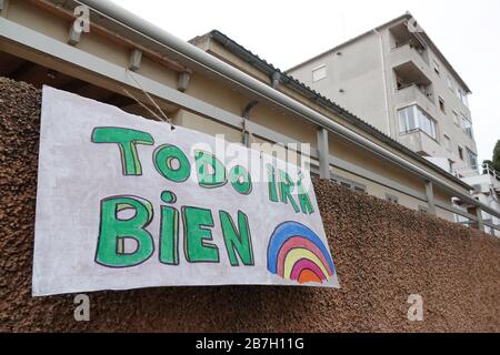 Cala Millor, Spanien. März 2020. "Todo íra bien", (alles wird gut sein), ist auf Spanisch auf einem Schild an einem Haus in der Ferienanlage geschrieben. Um die sich schnell ausbreitende Coronavirus-Epidemie zu bekämpfen, erklärte die spanische Regierung am Samstagabend eine zweiwöchige Ausgangssperre. Credit: Bodo Marks / dpa / Alamy Live News Stockfoto