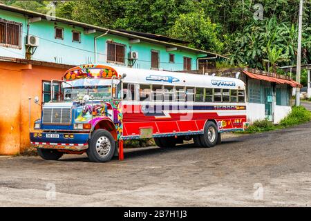 Portobelo, Panama - 28. Februar 2020: Farbenfroher Bus namens Huhn Bus, ehemaliger US-Schulbus, Parkplatz in der Kleinstadt Portobelo in Panama Stockfoto