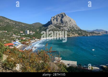 Blick auf die grüne Bucht von Novy Svet (neue Welt) vom Osthang des Koba-Kaya-Berges, Sudak-Gebiet, Krim, Russland. Stockfoto