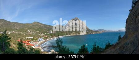 Panoramaaussicht auf die grüne Bucht von Novy Svet (neue Welt) vom Nordosthang des Koba-Kaya-Berges, Sudak-Gebiet, Krim, Russland. Stockfoto