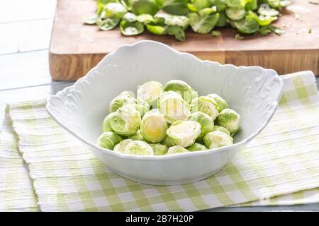 Frische Brusseln sprießen in Schüssel auf Küchentisch Stockfoto