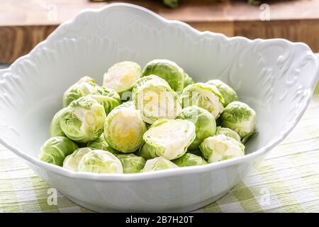 Frische Brusseln sprießen in Schüssel auf Küchentisch Stockfoto