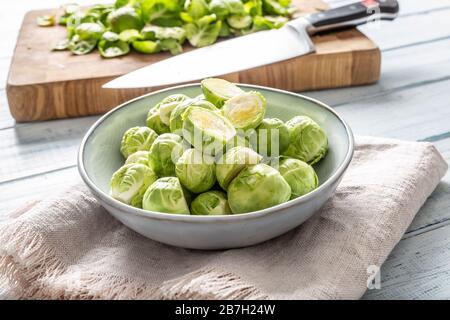 Frische Brusseln sprießen in Schüssel auf Küchentisch Stockfoto