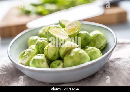Frische Brusseln sprießen in Schüssel auf Küchentisch Stockfoto