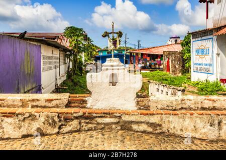 Portobelo, Panama - 28. Februar 2020: Blick auf die Häuser am Kanal in Portobelo, Panama. Stockfoto