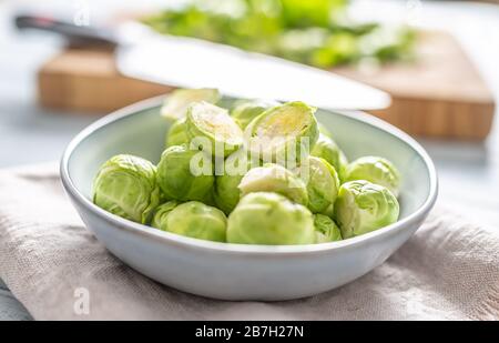 Frische Brusseln sprießen in Schüssel auf Küchentisch Stockfoto