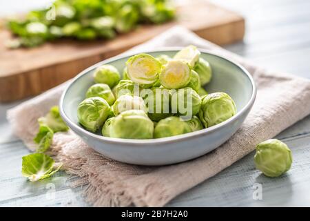 Frische Brusseln sprießen in Schüssel auf Küchentisch Stockfoto