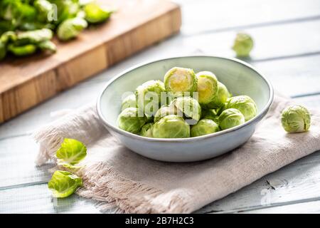 Frische Brusseln sprießen in Schüssel auf Küchentisch Stockfoto