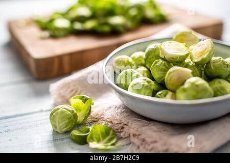 Frische Brusseln sprießen in Schüssel auf Küchentisch Stockfoto