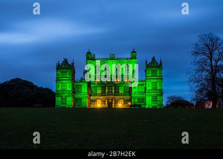 MIT EINEM EMBARGO VON 0001 DIENSTAG, 17. MÄRZ, NUR REDAKTIONELLE VERWENDUNG WOLLATON Hall in Nottingham tritt der Kampagne Tourism IrelandÕs Global Greenings bei, um den St. Patrick's Day zu markieren, der am Dienstag, den 17. März stattfindet. Stockfoto