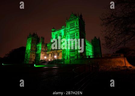 MIT EINEM EMBARGO VON 0001 DIENSTAG, 17. MÄRZ, NUR REDAKTIONELLE VERWENDUNG WOLLATON Hall in Nottingham tritt der Kampagne Tourism IrelandÕs Global Greenings bei, um den St. Patrick's Day zu markieren, der am Dienstag, den 17. März stattfindet. Stockfoto