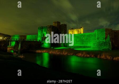 MITTWOCH, 17. MÄRZ 0001 Caerphilly Castle in Südwales schließt sich der Global Greenings-Kampagne von Tourism Ireland zum St. Patrick's Day an, der am Dienstag, 17. März stattfindet. Stockfoto