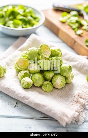 Frische rohe Brusseln sprießen an Serviette - Nahaufnahme Stockfoto