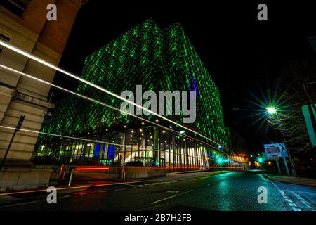 MIT EINEM EMBARGO VON 0001 DIENSTAG, 17. MÄRZ, NUR REDAKTIONELLE VERWENDUNG die Library of Birmingham tritt der Kampagne Tourism IrelandÕs Global Greenings bei, um den St. Patrick's Day zu markieren, der am Dienstag, den 17. März stattfindet. Stockfoto