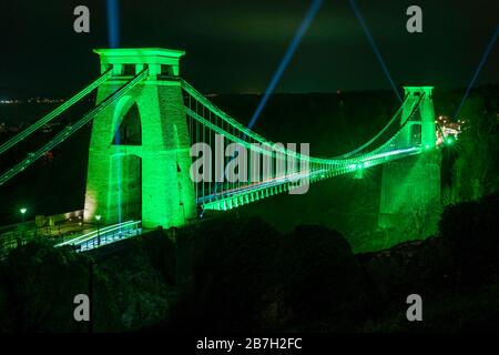 VERÖFFENTLICHT AUF 0001 DIENSTAG, 17. MÄRZ REDAKTIONELLE VERWENDUNG NUR die Clifton Suspension Bridge in Bristol schließt sich der Kampagne Tourism IrelandÕs Global Greenings an, um den St. Patrick's Day zu markieren, der am Dienstag, den 17. März, stattfindet. Stockfoto