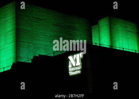 MONTAG, 0001. MÄRZ 17 REDAKTIONELLE NUTZUNG NUR das National Theatre in London nimmt an der Global Greenings-Kampagne von Tourism Ireland Teil, um den St. Patrick's Day am Dienstag, den 17. März, zu feiern. Stockfoto